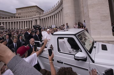 El Papa Francisco saluda a los fieles que acudieron a la plaza de San Pedro en el Vaticano para la bendición Urbi et Orbi que se da cada año el día del domingo santo. El papamóvil lleva a Francisco a la Residencia de Santa Marta, donde fallecería horas después.