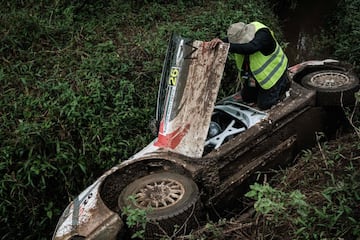 Acabar en una cuneta siempre es una situación delicada y peligrosa en un rally, pero incluso algo más si el incidente se produce en un territorio un tanto inhóspito. Es lo que le ocurrió a estos participantes del Rally de Kenia, que pudieron abandonar su coche accidentado gracias a la ayuda de un fotógrafo que cubría la prueba.