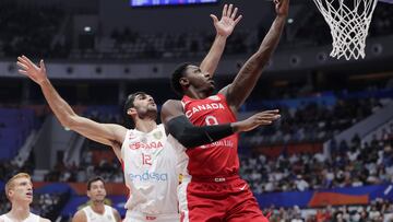Jakarta (Indonesia), 03/09/2023.- RJ Barrett of Canada (R) in action against Santiago Aldama of Spain (L) during the FIBA Basketball World Cup 2023 group stage second round match between Spain and Canada in Jakarta, Indonesia, 03 September 2023. (Baloncesto, España) EFE/EPA/MAST IRHAM
