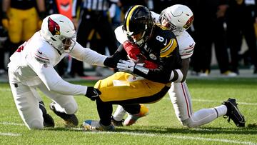 Kenny Pickett no pudo terminar el partido contra los Arizona Cardinals por un esguince de tobillo.