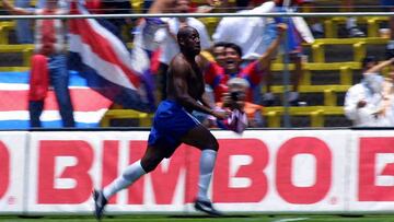 Hernán Medford festeja un gol con Costa Rica en eliminatorias
