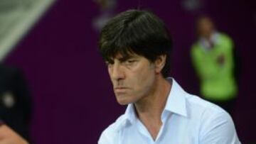 El entrenador alemán Joachim Loew reacciona hoy, jueves 28 de junio de 2012, durante el juego de semifinales de la Eurocopa 2012 ante Italia, en Varsovia (Polonia). Italia ganó 2-1.