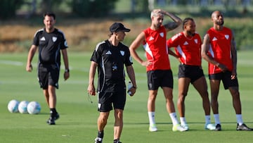 Almeyda, en primer plano. Al fondo, varios jugadores entrenándose.