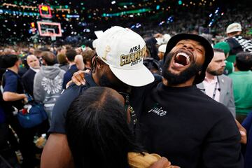 Jaylen Brown celebra con seres queridos el título de Boston Celtics. 