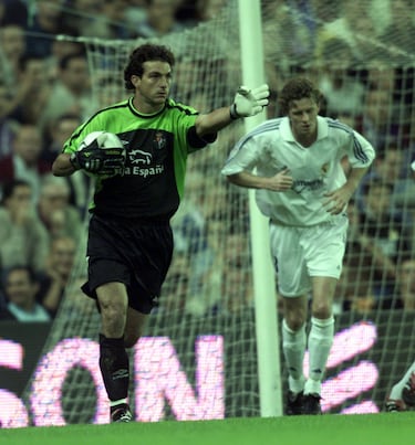 En 1998 ficha por el Real Valladolid, donde permanece cuatro temporadas.
