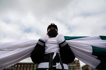 Desfile por la Independencia rinde homenaje a héroes de la salud