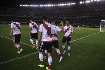 Los jugadores de River Plate celebran el 5-0.