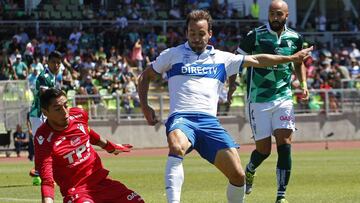 Futbol, Futbol, Santiago Wanderers vs Universidad Catolica.
Tercera fecha, campeonato de Clausura 2016/17.
El jugador de Universidad Catolica Jose Pedro Fuenzalida disputa el balon con Gabriel Castellon de Santiago Wanderers durante el partido de prime