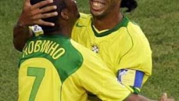 <B>BRILLANTES.</B> Robinho y Ronaldinho protagonizaron las mejores acciones de Brasil.