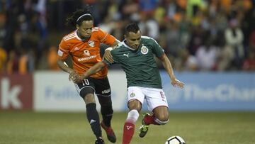 Edwin Hernández y Charles Herold juegan un balón en la ida de los octavos de fina de la Concachampions 2018 Cibao 0-2 Chivas.