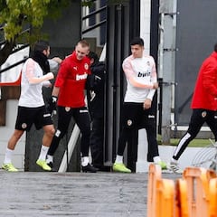 Cillessen se retira lesionado del entrenamiento y mañana se decidirá su presencia en el derbi