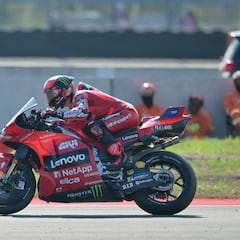Arranque salpicado por lluvia intermitente y con Pecco en cabeza