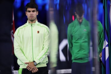 Carlos Alcaraz, de España, y Novak Djokovic, de Serbia, asisten a la ceremonia de presentación tras la final individual masculina.