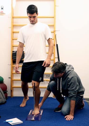 Carlos Alcaraz en el gimnasio con su podólogo mientras entrena para el Abierto de Australia 2026.
