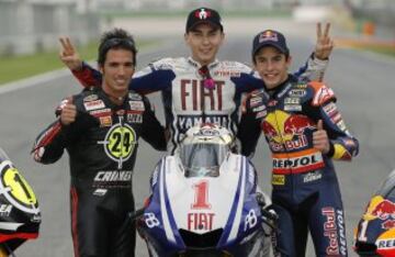 Hasta 2010, tres años después de su debut en la categoría reina, no consiguió su tercer mundial. El 10 de octubre, en el Gran Premio de Malasia, Jorge Lorenzo se proclamó campeón del mundo de MotoGP terminando la carrera en tercera posición. Ganó las siguientes pruebas y se coronó con el récord de puntos de la categoría, un total de 383 puntos. Valentino Rossi era quien ostentaba la marca con 373 puntos conseguida en la temporada 2008. En la imagen con Toni Eliasy Marc Márquez, campeones de 250cc y de 125cc respectivamente.