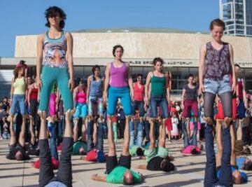 Acroyoga en las calles de Tel Aviv