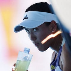 El calor (43º) hace que Muguruza se entrene a cubierto