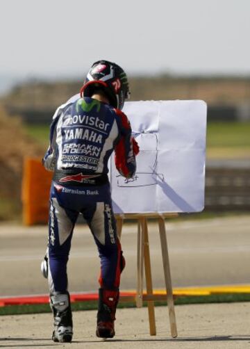 Jorge Lorenzo escribe en un lienzo en blanco después de ganar el Gran Premio de Aragón de Motociclismo en Motorland 