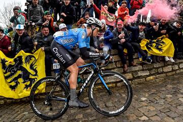 Este año se correrá la 103 edición. Carrera durísima por sus muros adoquinados. El belga Michael Golaerts subiendo el l Muur-Kapelmuur (también conocido como Muro de Geraardsbergen, Muro de Grammont o simplemente Muur), tiene una longitud de 475 metros con una pendiente media de 9,3% y alguna rampa al 19%.