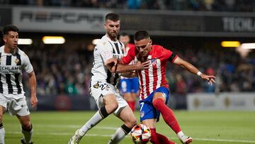 Calavera y Diego Bri disputan un balón.