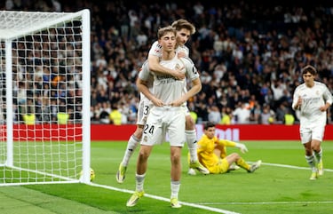3-0. Dean Huijsen celebra el tercer tanto con César Palacios.