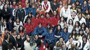 Deportistas femeninas con la presidenta de la Comuidad de Madrid