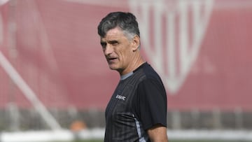 Mendilibar, en el entrenamiento del Sevilla este viernes.