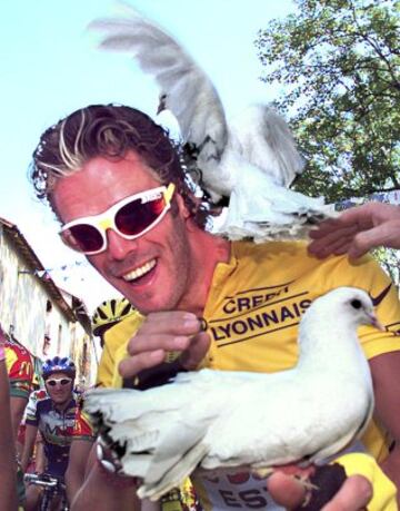 Cipollini juega con unas palomas durante el Tour de Francia de 1997.