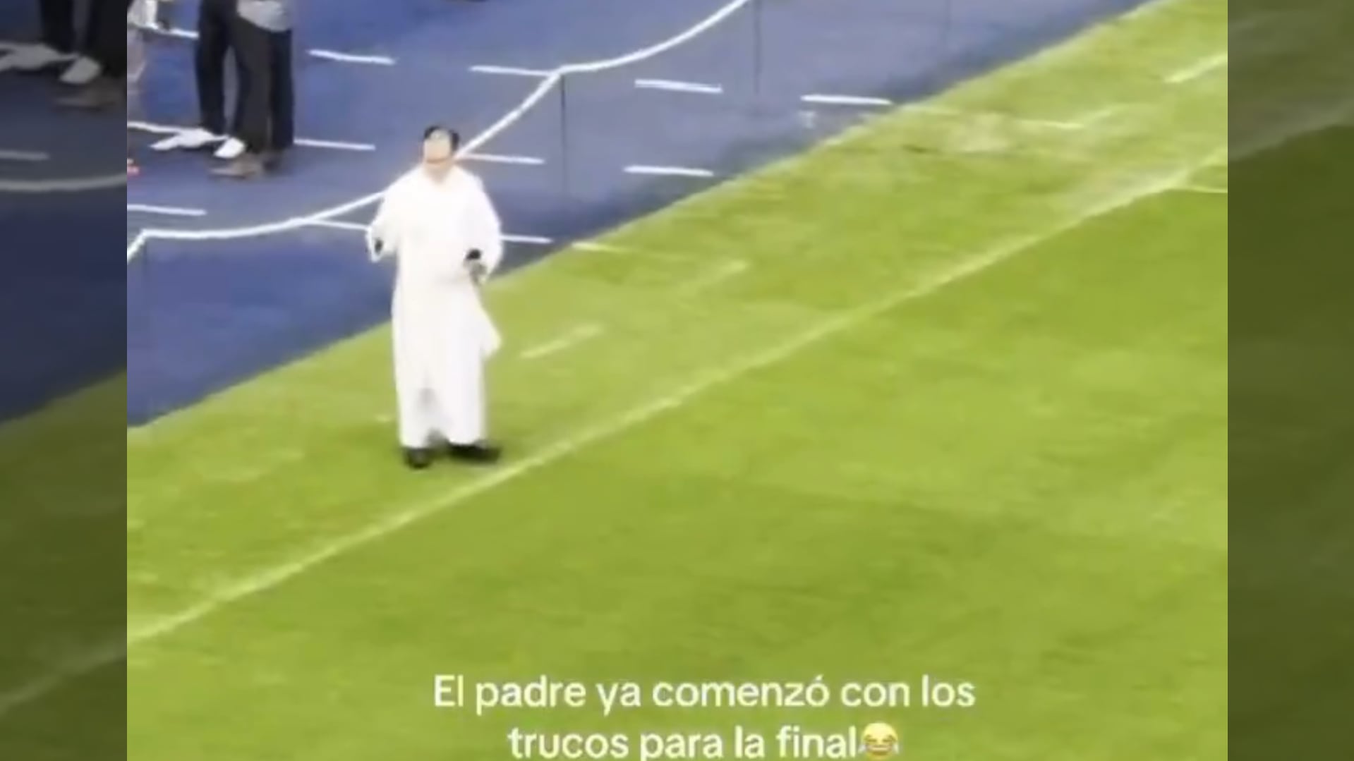 Sacerdote bendice al Estadio BBVA previo a la vuelta entre Monterrey y América