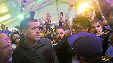 AME4862. BUENOS AIRES (ARGENTINA), 17/12/2023.- El exfutolista argentino Juan Román Riquelme (c) llega a votar para elegir presidente del club Boca Juniors hoy, en el estadio La Bombonera en Buenos Aires (Argentina). EFE/ STR
