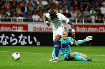 Tammy Abraham, controla totalmente sólo en el punto de penalti y define a la perfección tras un semi-regate a Ter Stegen. 