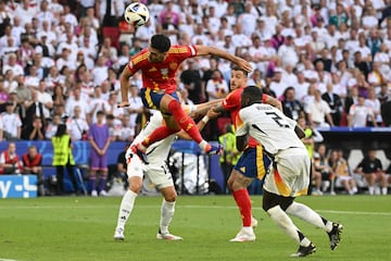 Dani Olmo, MVP del partido, recibe al borde del área y la pone de manera magistral para la cabeza del jugador internacional de la Real Sociedad que anota el segundo. Imposible para Manuel Neuer.