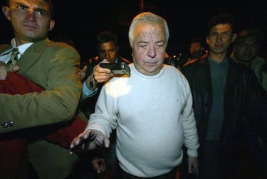 Gilberto (1939) es el mayor de los hermanos Rodríguez Orejuela, fundadores del cartel allá por mediados de los setenta. Le llamaban 'El ajedrecista' en un alarde de mote pomposo porque decían que se adelantaba a los movimientos de sus rivales. Junto a su hermano y José Santacruz Londoño formó una banda conocida como 'Los Chemas', dedicada a la extorsión y al soborno, que sería el germen del cartel.
Fue capturado en 1995 y extraditado a Estados Unidos en 2004. Murió el 31 de mayo de 2022, en un hospital donde un mes antes había sido trasladado, de la cárcel federal de Butner (Carolina del Norte) en los Estados Unidos, por cáncer de páncreas y de próstata, pero falleció por una afección cardiaca.