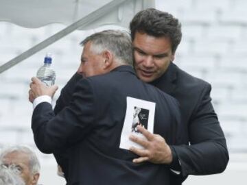 El exentrenador John Hart y el ex All Black Michael Jones.