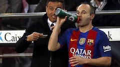 Luis Enrique repite ritual de mimos con Iniesta