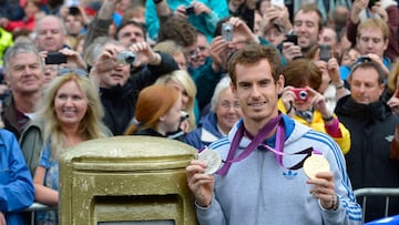 US Open tennis champion and Olympic gold medallist Andy Murray returns to his home town of Dunblane to meet fans in Dunblane, Scotland, September 16, 2012. REUTERS/Russell Cheyne (BRITAIN - Tags: SPORT TENNIS OLYMPICS)