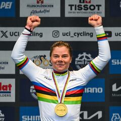 Kopecky revalida su arcoíris en Zúrich en un Mundial pasado por agua