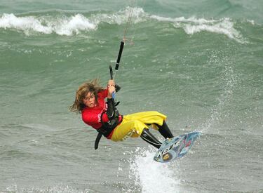 La kitesurfista logró su primer Mundial, de los once que tiene, en el 2004 con tan solo 10 años, siendo la más joven de la historia. Por este hecho le concedieron un Guinness World Records. 