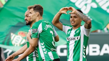 Cucho celebra uno de sus goles.