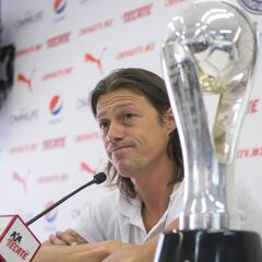 Matías Almeyda presume sus medallas que ganó con Chivas