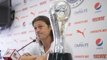 Matías Almeyda presume sus medallas que ganó con Chivas