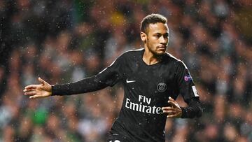 Paris Saint-Germain's Brazilian striker Neymar celebrates after scoring the opening goal of the UEFA Champions League Group B football match between Celtic and Paris Saint-Germain (PSG) at Celtic Park in Glasgow, on September 12, 2017. / AFP PHOTO / FRANCK FIFE