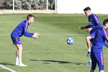 El joven delantero del Atlético de Madrid, Borja Garcés, junto a Giménez. 