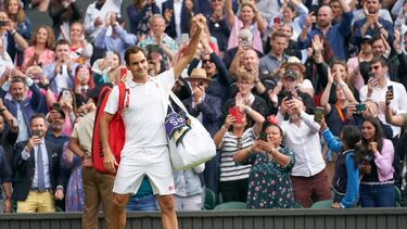 El tenista suizo Roger Federer saluda al público de Wimbledon tras su derrota ante Hubert Hurkacz en cuartos de final de la edición de 2021.