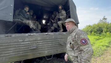 FILE PHOTO: Founder of Wagner private mercenary group Yevgeny Prigozhin speaks with servicemen during withdrawal of his forces from Bakhmut and handing over their positions to regular Russian troops, in the course of Russia-Ukraine conflict in an unidentified location, Russian-controlled Ukraine, in this still image taken from video released June 1, 2023. Press service of "Concord"/Handout via REUTERS ATTENTION EDITORS - THIS IMAGE WAS PROVIDED BY A THIRD PARTY. NO RESALES. NO ARCHIVES. MANDATORY CREDIT./File Photo