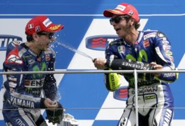 Jorge Lorenzo lo celebra junto a Rossi. 