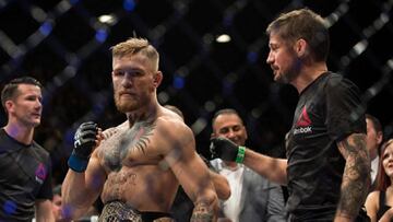 Conor McGregor con su entrenador, John Kavanagh, tras su &uacute;ltimo combate hasta el momento en la UFC.