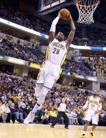 Ian Mahinmi machaca el aro de los Nuggets.