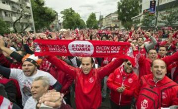 Miles de seguidores del Sevilla han llenado de colorido las calles de la capital polaca a la espera del partido.