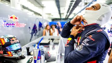 Carlos Sainz en el box de Toro Rosso durante el GP de Bahréin.